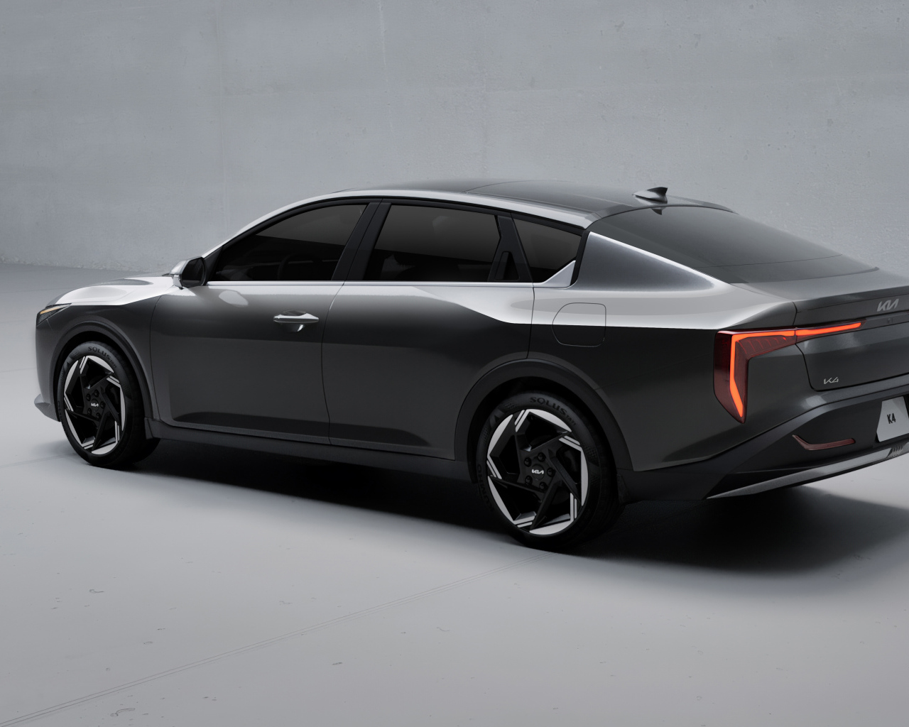 Черный автомобиль Kia K4 2025 года вид сзади