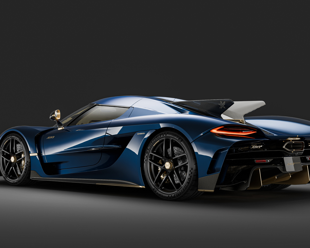 Синий автомобиль Koenigsegg Jesko Absolut