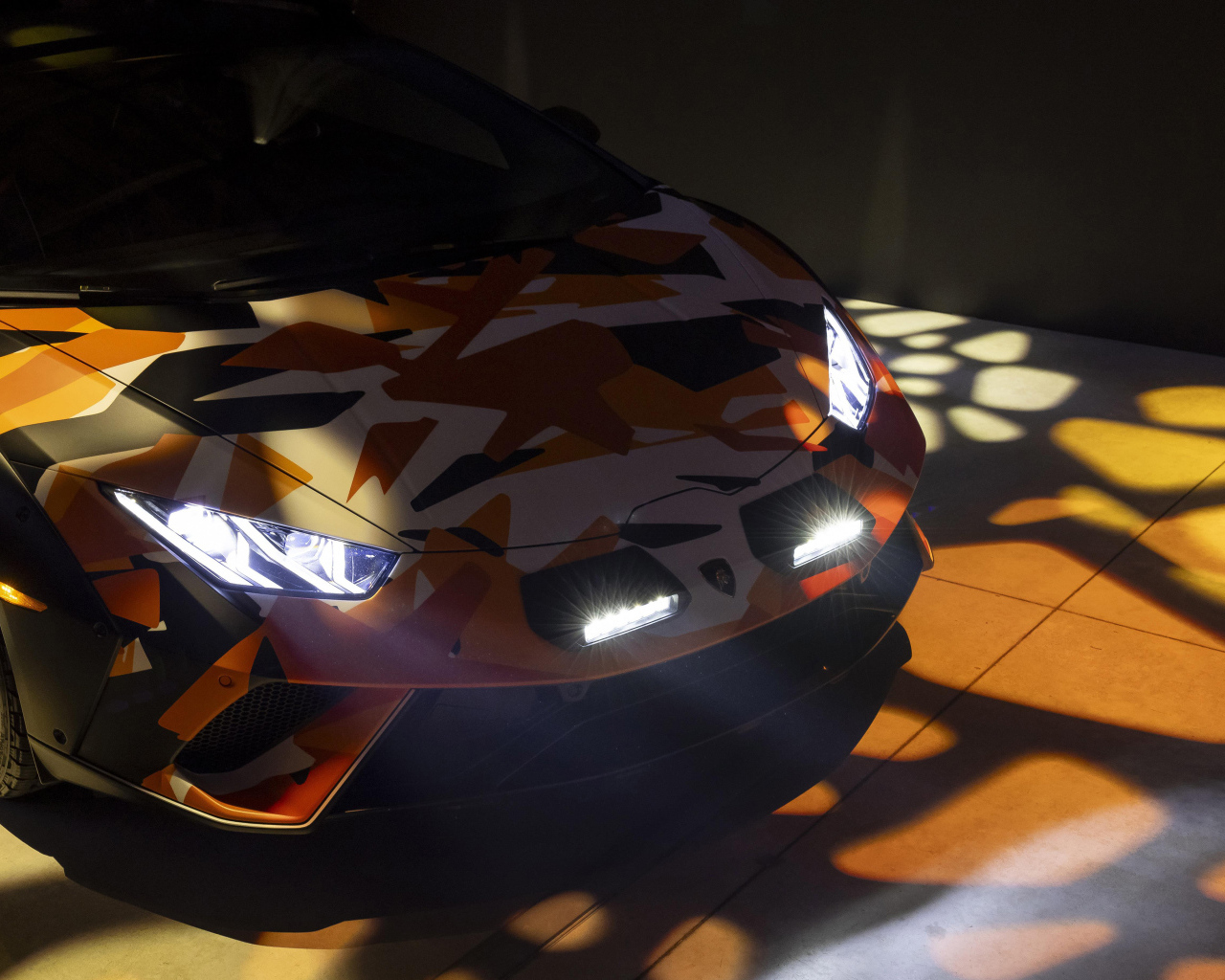 Автомобиль Lamborghini Huracán Sterrato All-Terrain Ad Personam 2024 года с включенными фарами