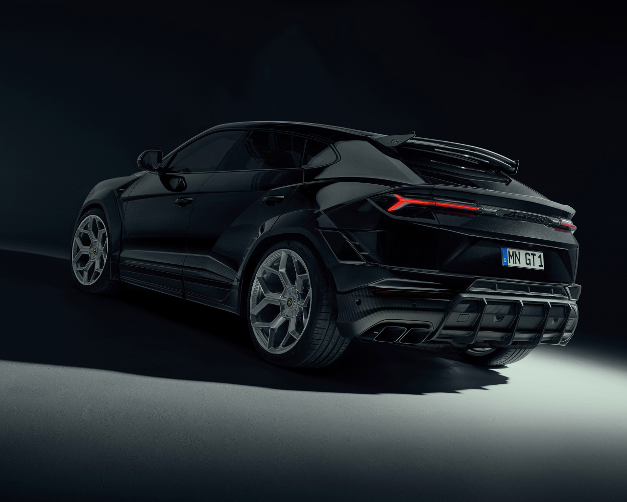 Черный автомобиль Lamborghini Urus  вид сзади