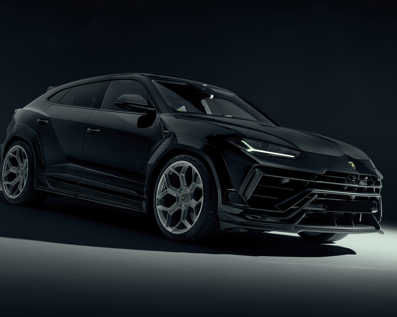 Черный стильный внедорожник Lamborghini Urus