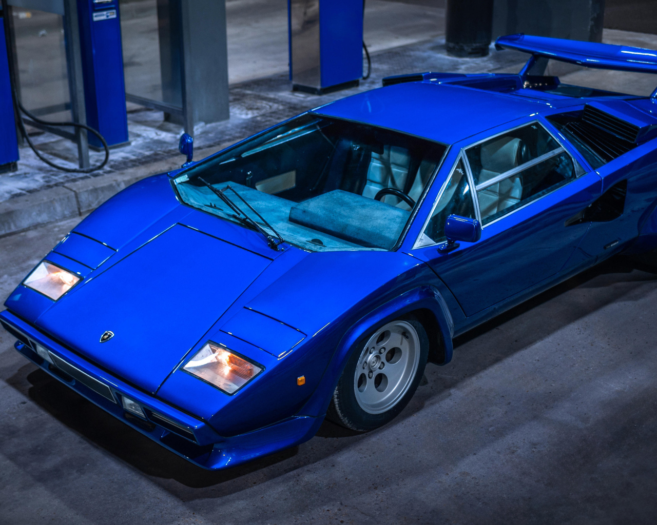 Синий автомобиль  Lamborghini Countach LP400 вид сверху