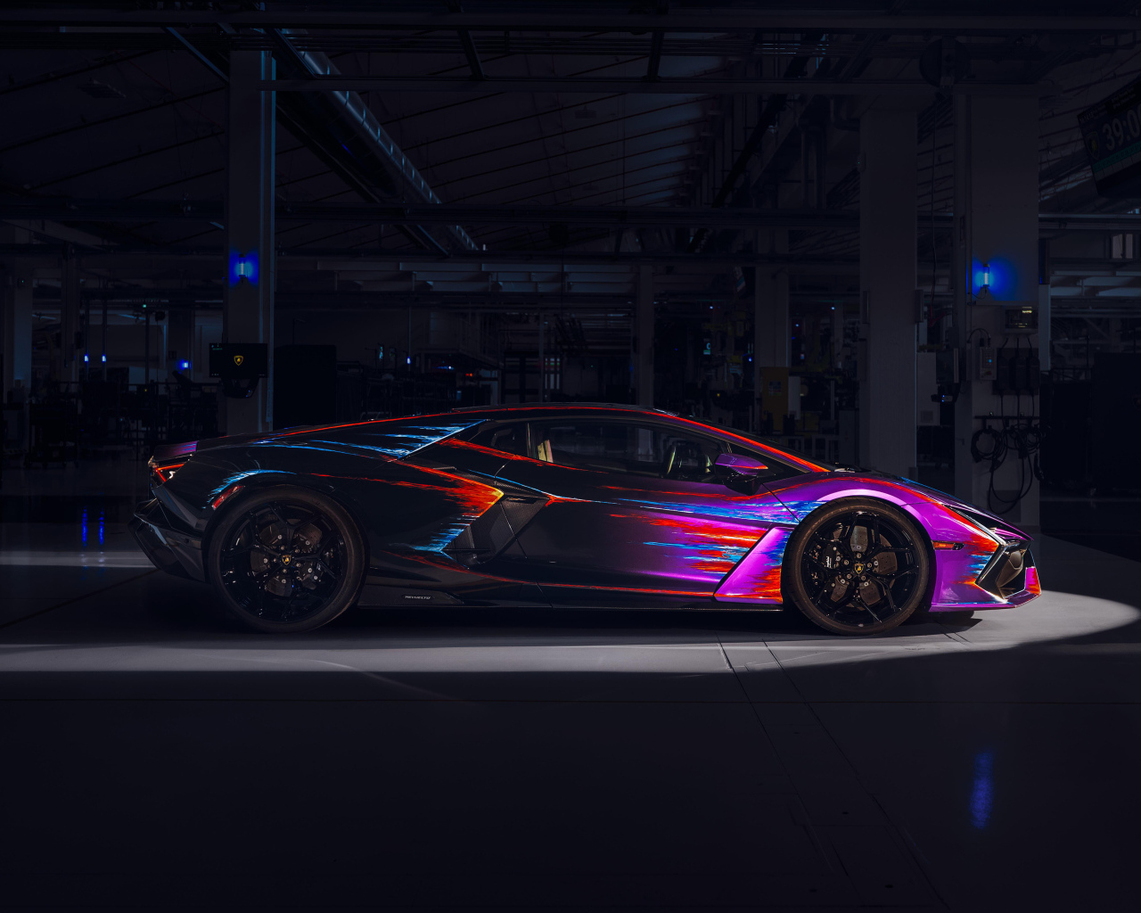 Яркий автомобиль Lamborghini Revuelto Opera Unica