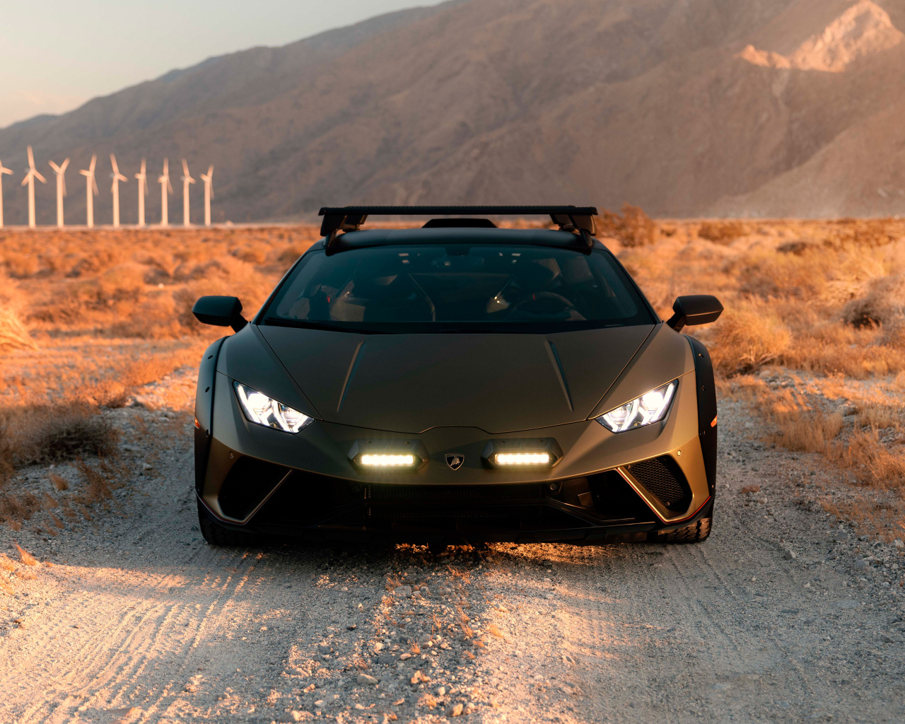 Вид спереди на автомобиль Lamborghini Huracán Sterrato 2024 года