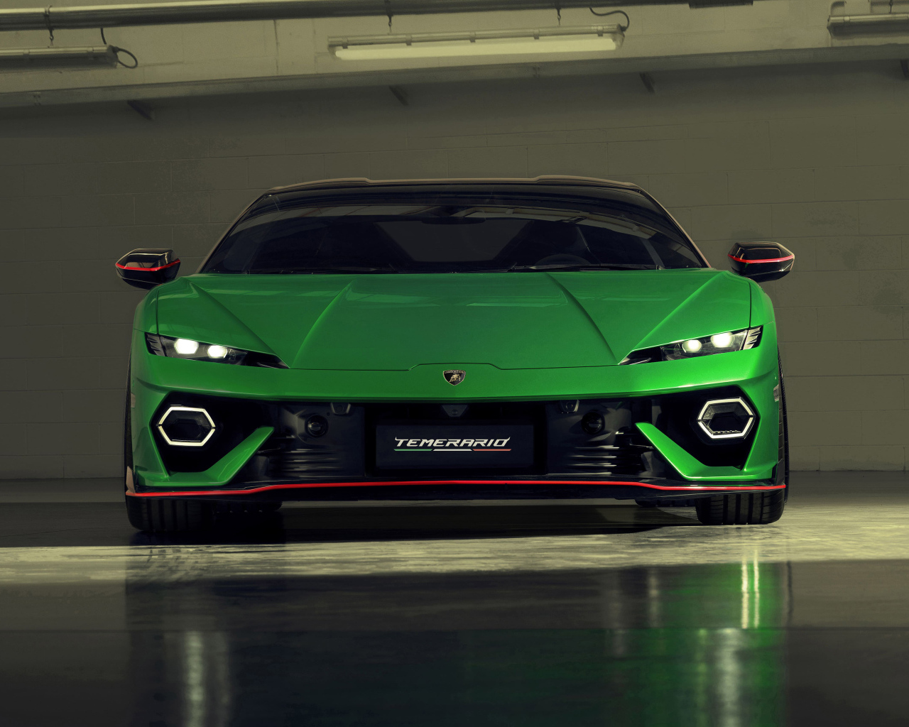 Вид спереди на зеленый спорткар Lamborghini Temerario Alleggerita