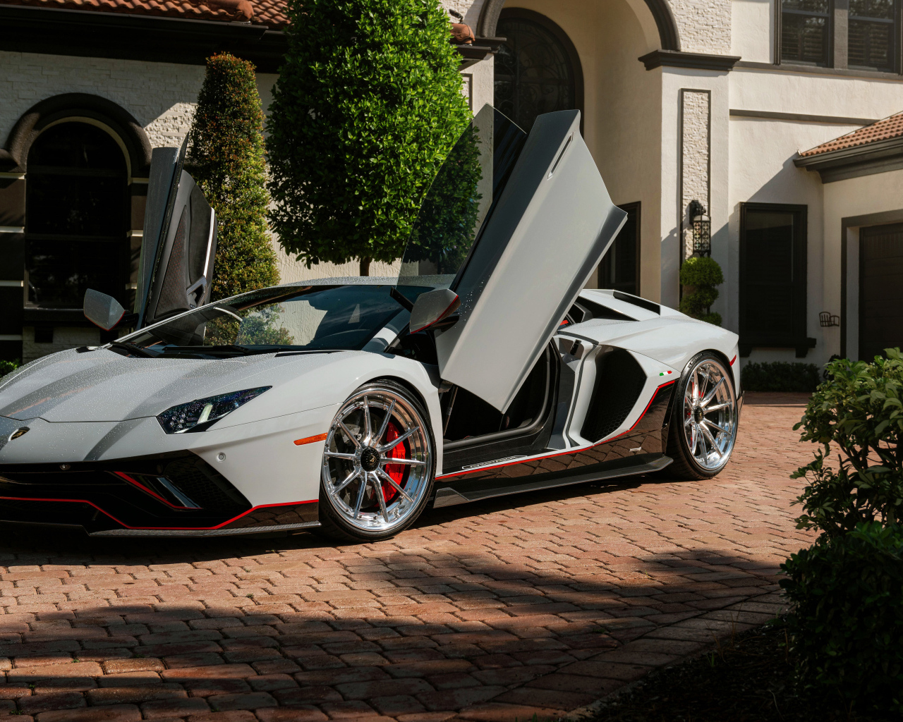 Серый автомобиль Lamborghini Aventador с открытыми дверями