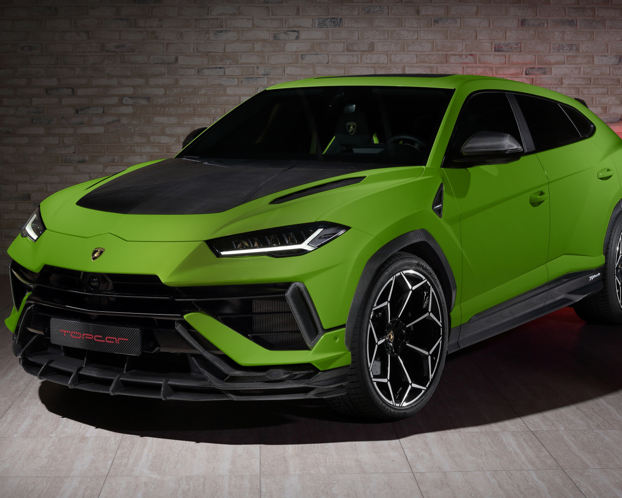 Зеленый автомобиль Lamborghini Urus Performante 2024 года вид спереди