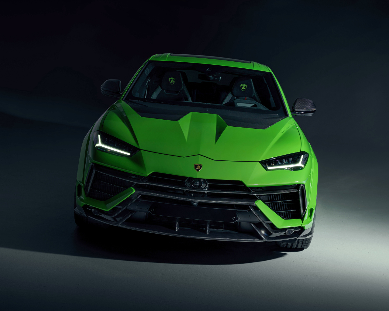 Зеленый автомобиль Lamborghini Urus на черном фоне