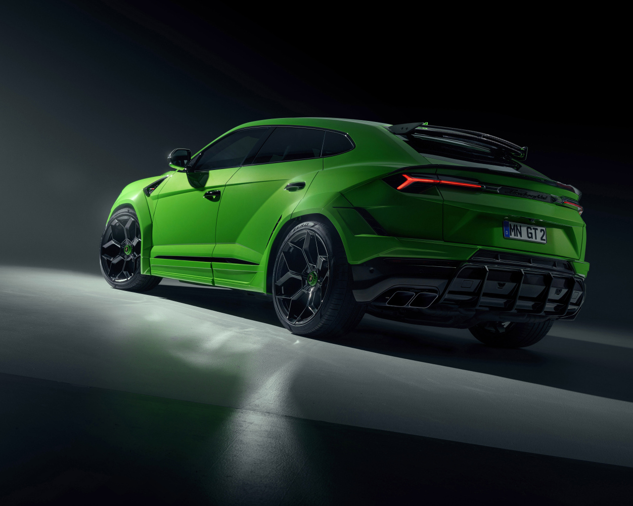 Зеленый автомобиль Lamborghini Urus  вид сзади