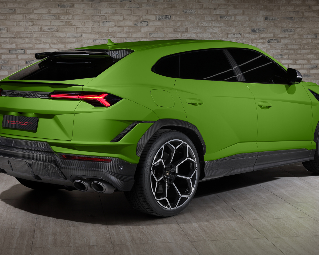 Зеленый автомобиль Lamborghini Urus Performante 2024  года вид сзади