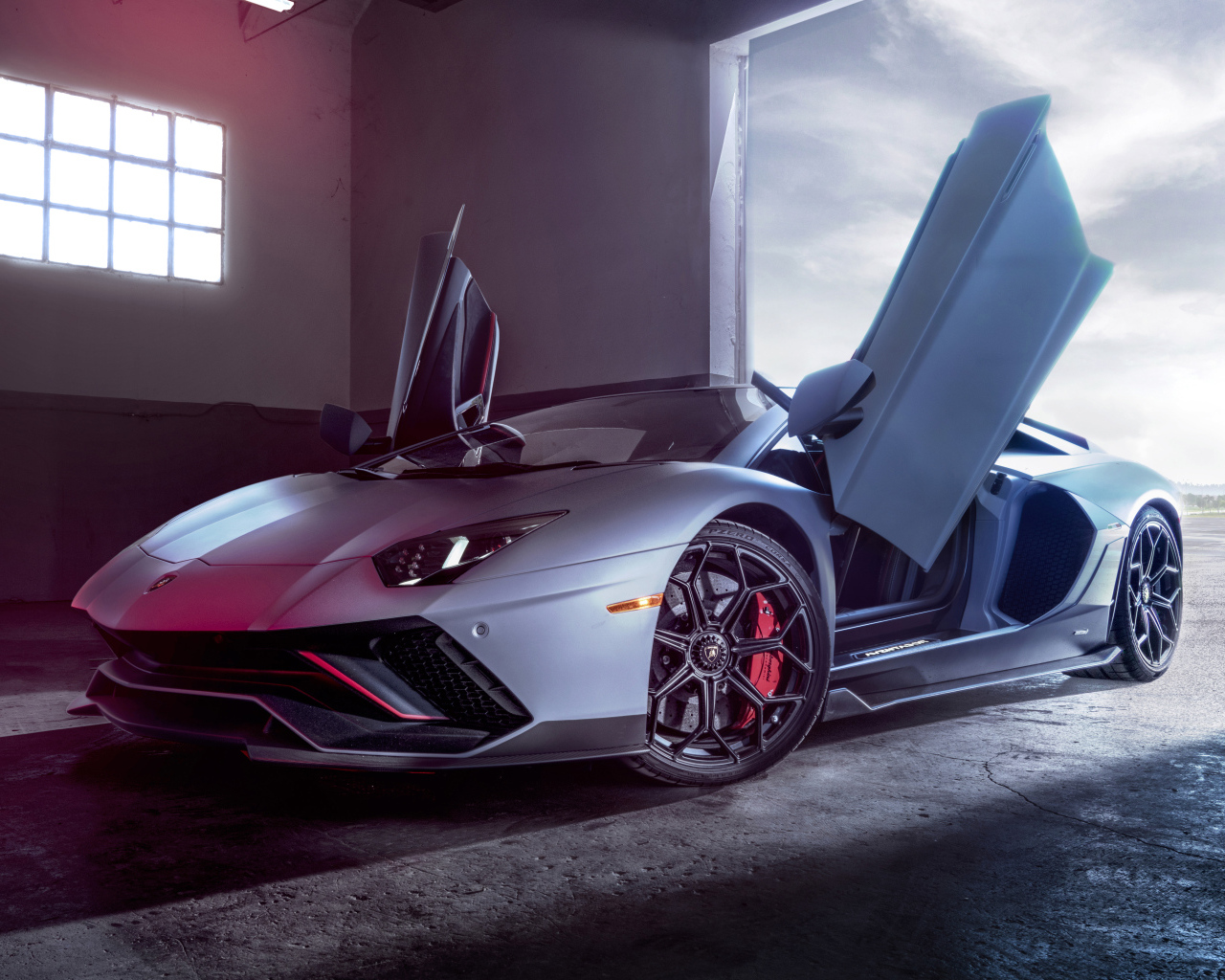 Автомобиль Lamborghini Aventador LP с открытыми дверями