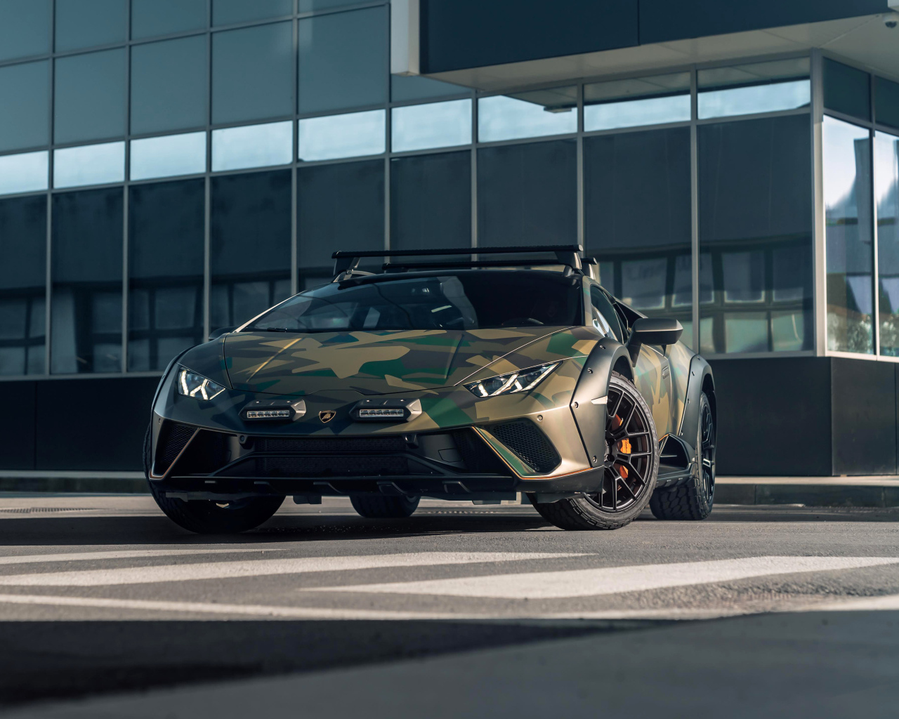 Автомобиль  Lamborghini Huracán Sterrato All-Terrain Ad Personam у здания
