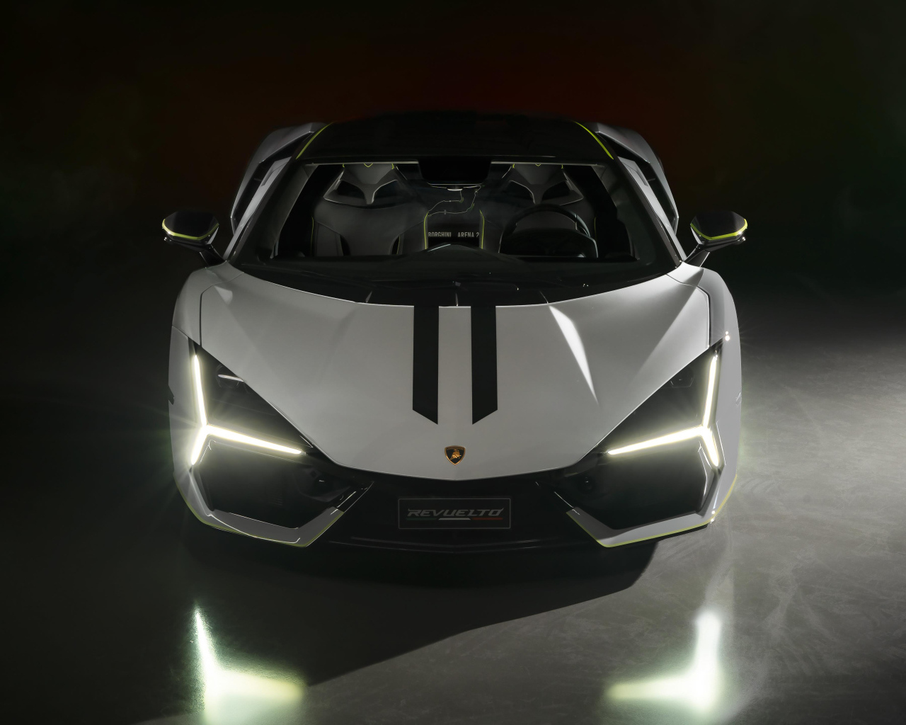 Автомобиль  Lamborghini Revuelto Ad Personam 2024 года вид спереди
