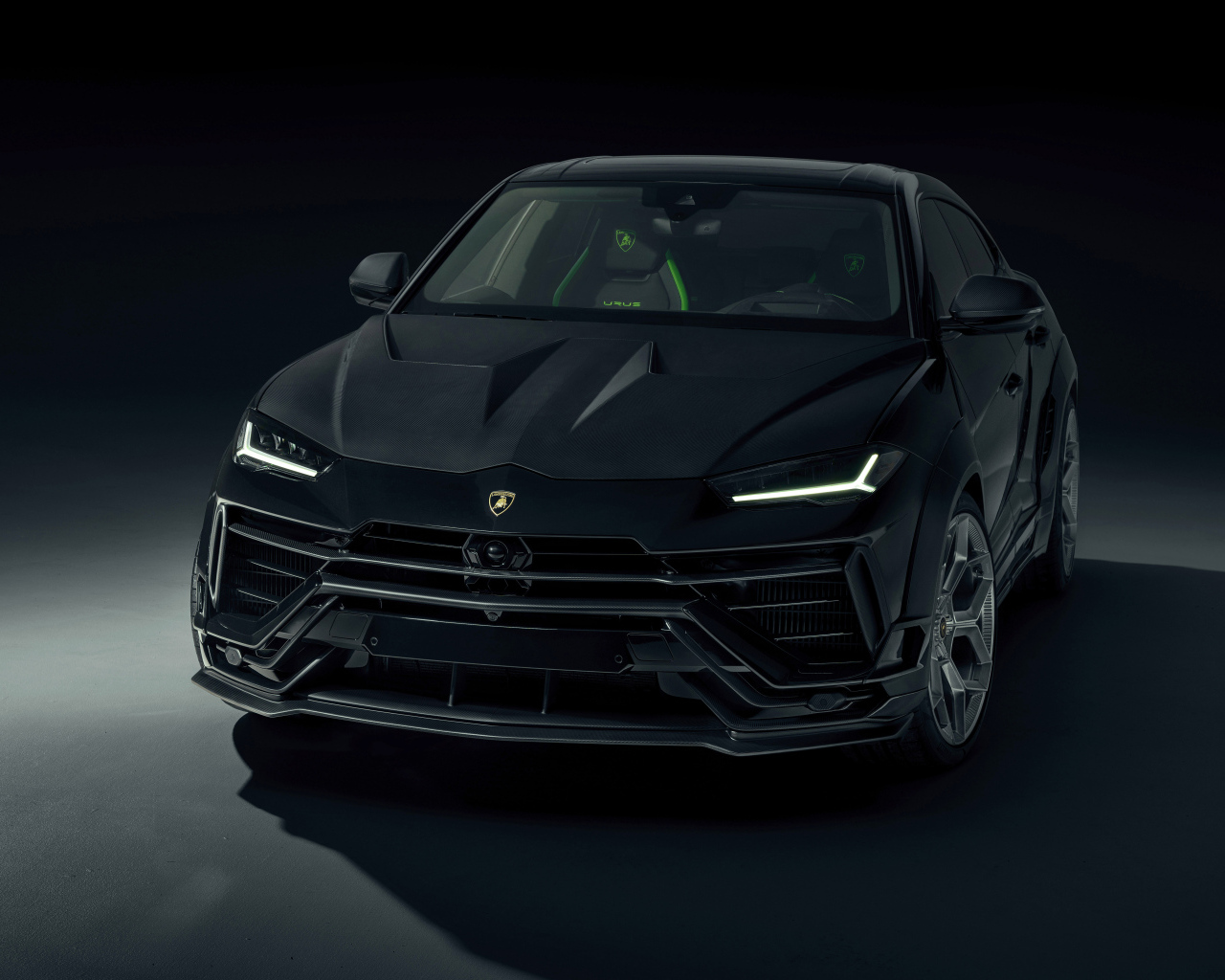Автомобиль Lamborghini Urus на черном фоне