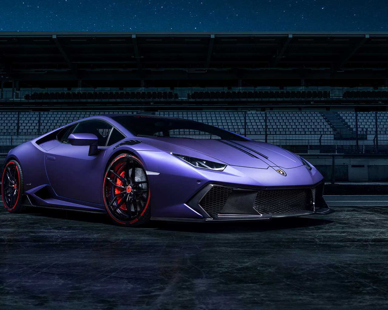 Сиреневый автомобиль Vorsteiner Lamborghini Huracán Novara