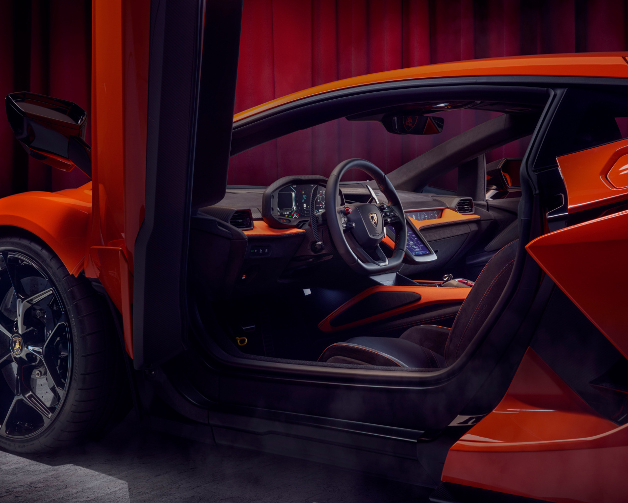 Открытая дверь в автомобиле Lamborghini Revuelto