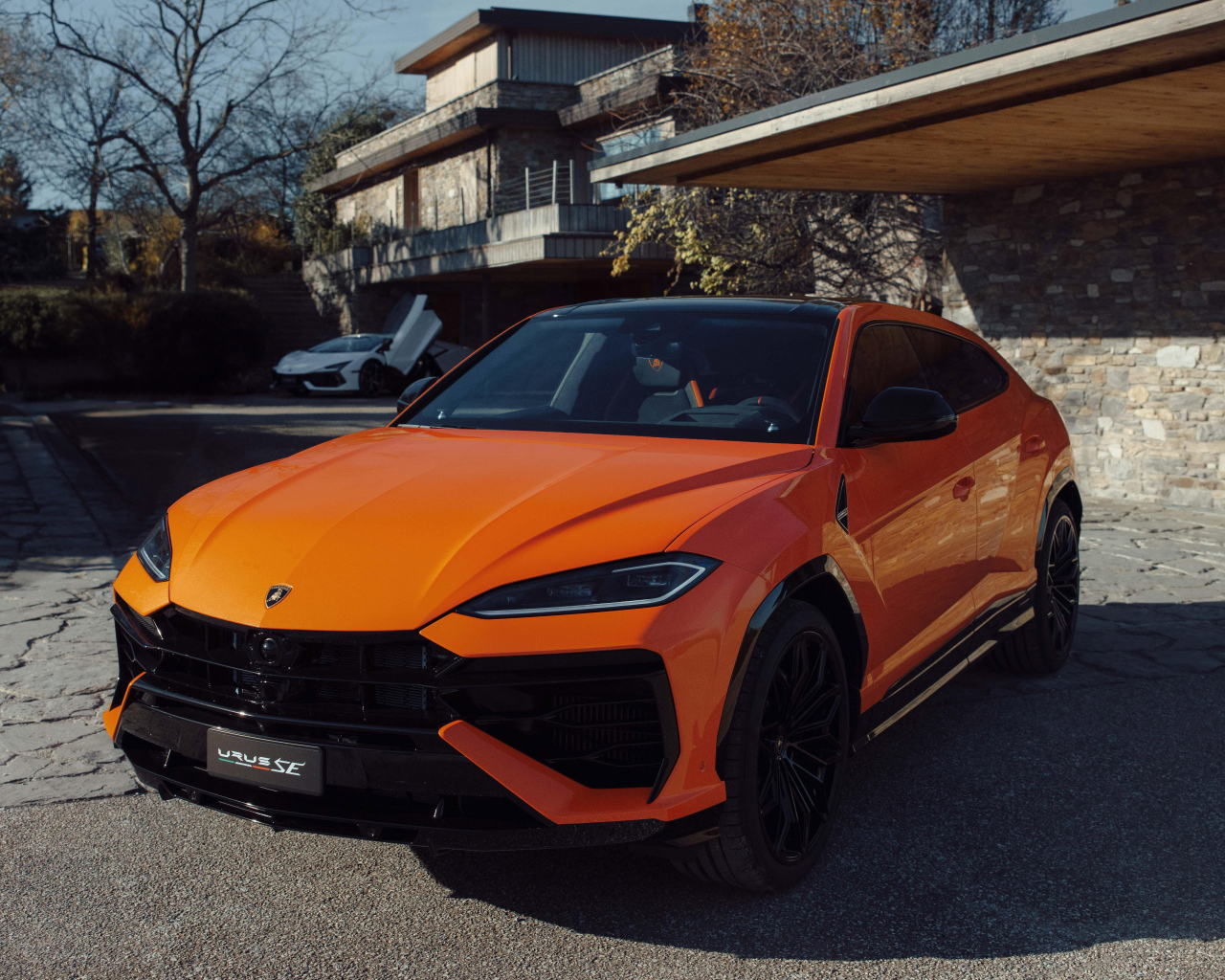 Оранжевый внедорожник Lamborghini Urus SE Plug-In Hybrid