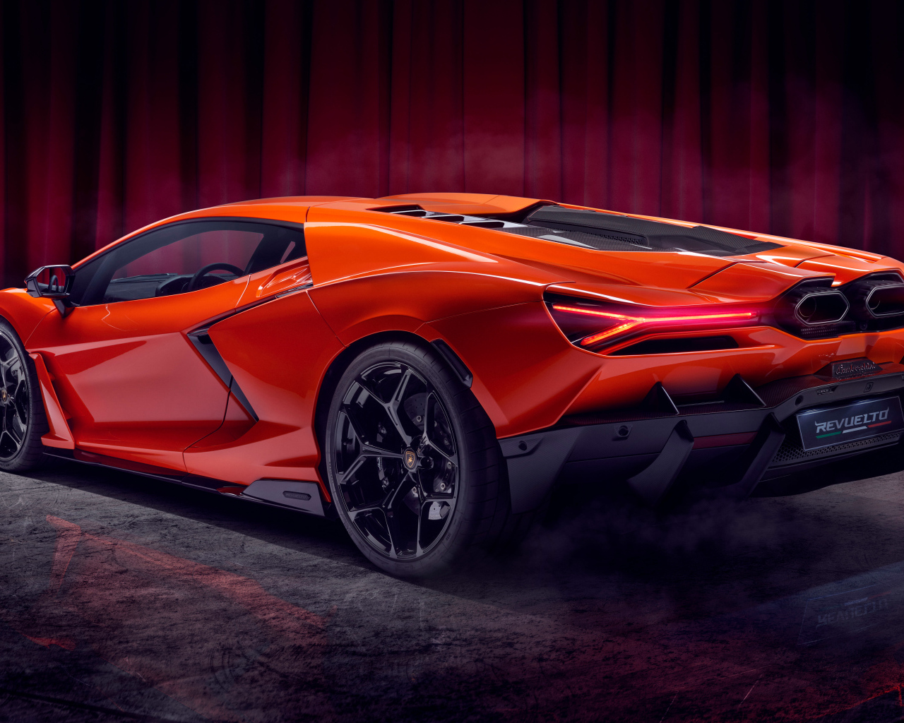 Вид сзади на автомобиль Lamborghini Revuelto