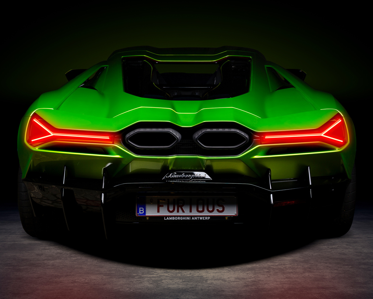 Вид сзади на зеленый автомобиль Lamborghini Revuelto