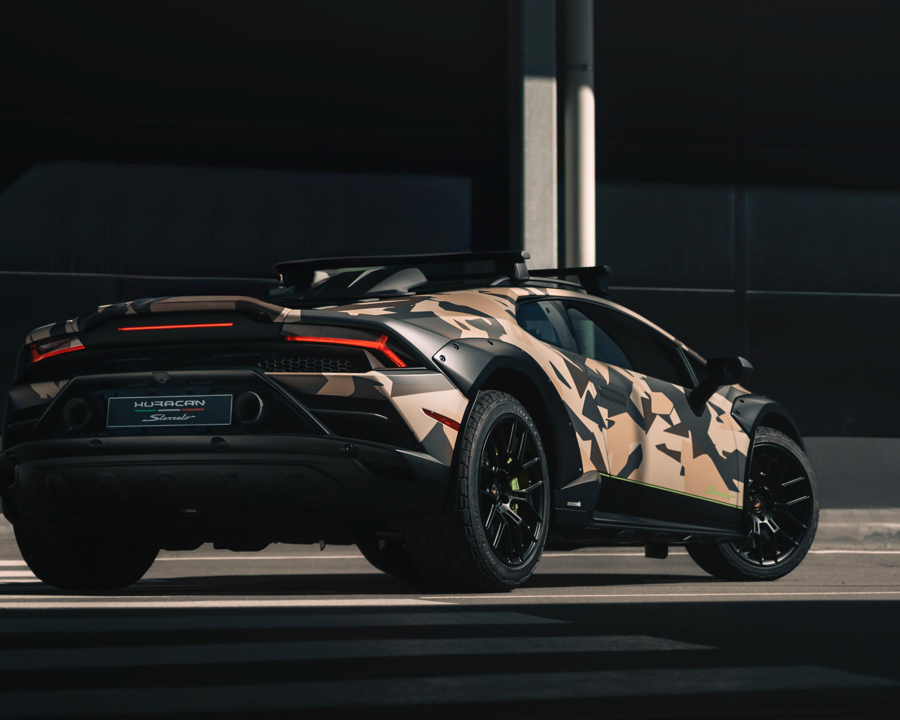 Вид сзади на автомобиль Lamborghini Huracán Sterrato All-Terrain Ad Personam 2024 года