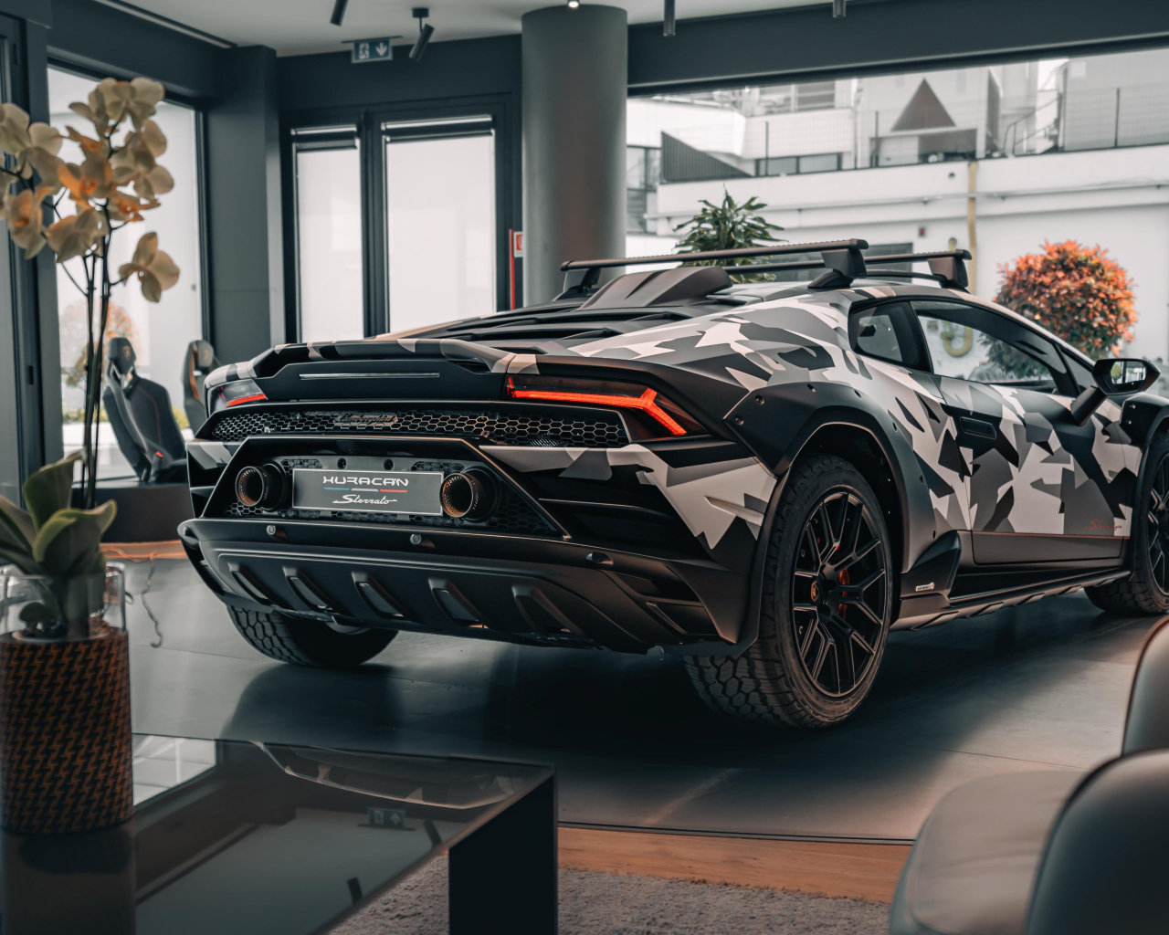 Вид сзади на автомобиль Lamborghini Huracán Sterrato All-Terrain Ad Personam 2024  года в здании