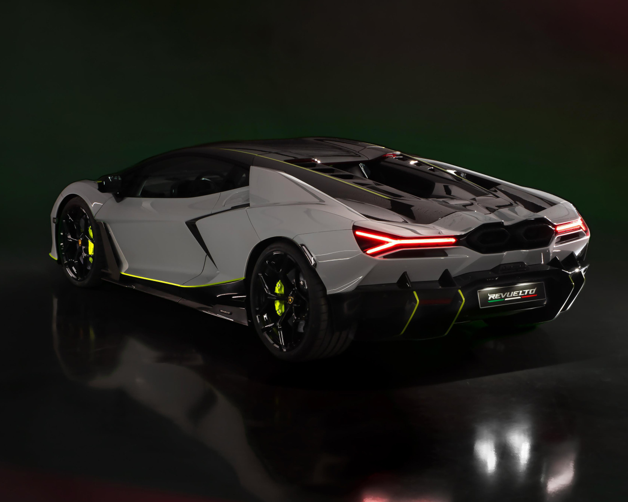 Вид сзади на автомобиль Lamborghini Revuelto At Lamborghini Arena 2024 года