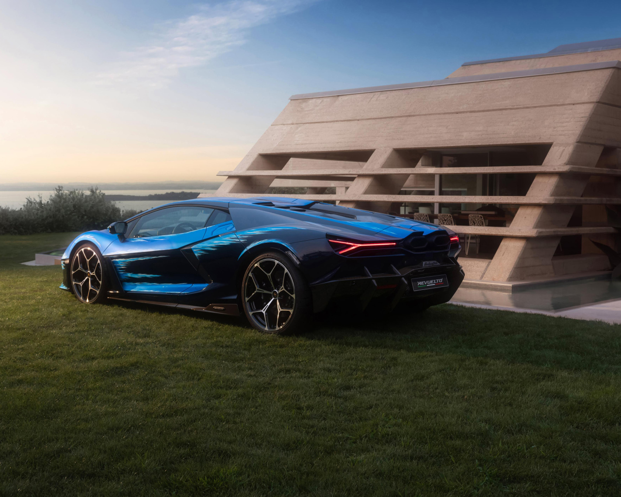 Вид сзади на автомобиль Lamborghini Revuelto Opera Unica 2024 года