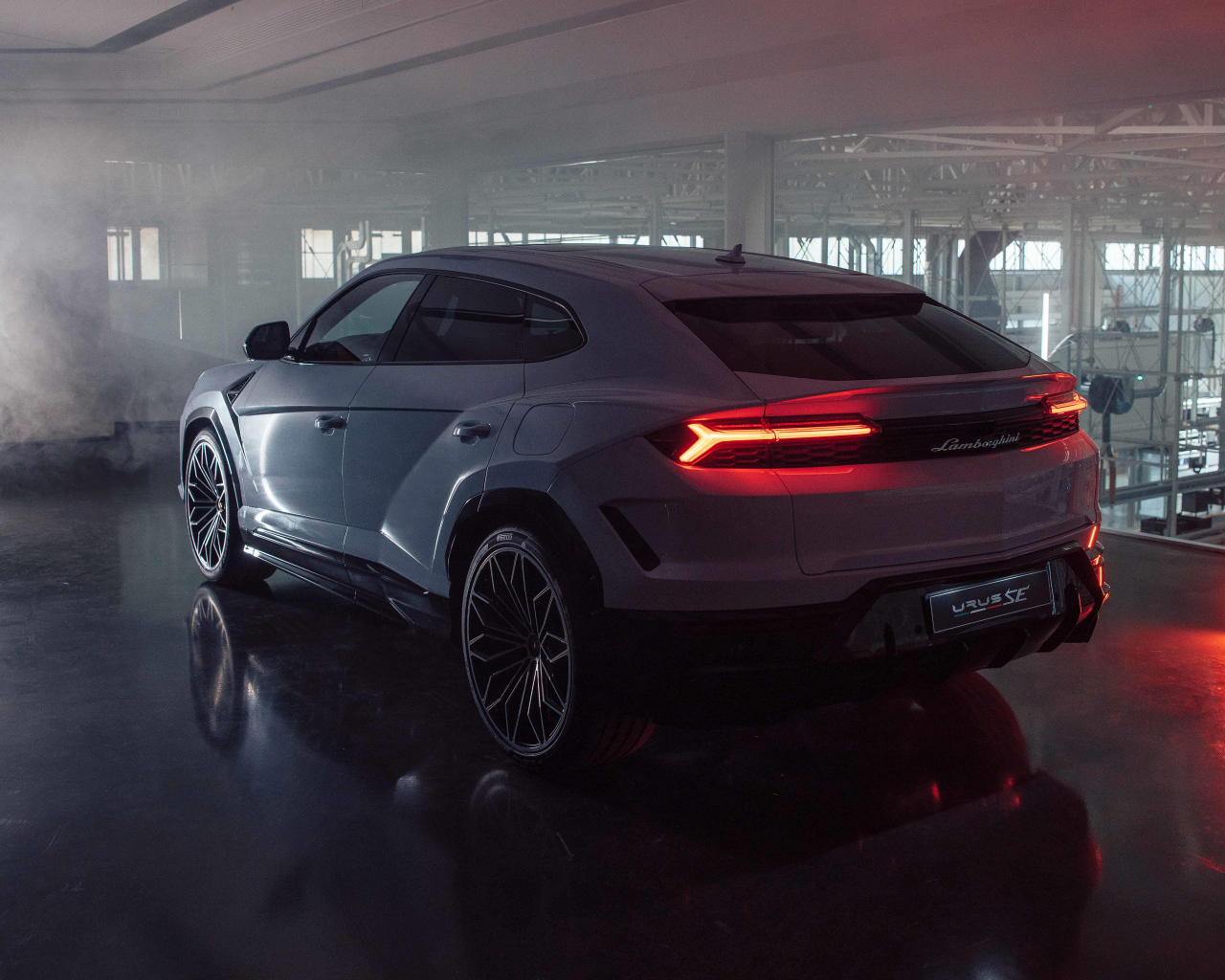 Вид сзади на автомобиль Lamborghini Urus SE Plug-In Hybrid Super SUV