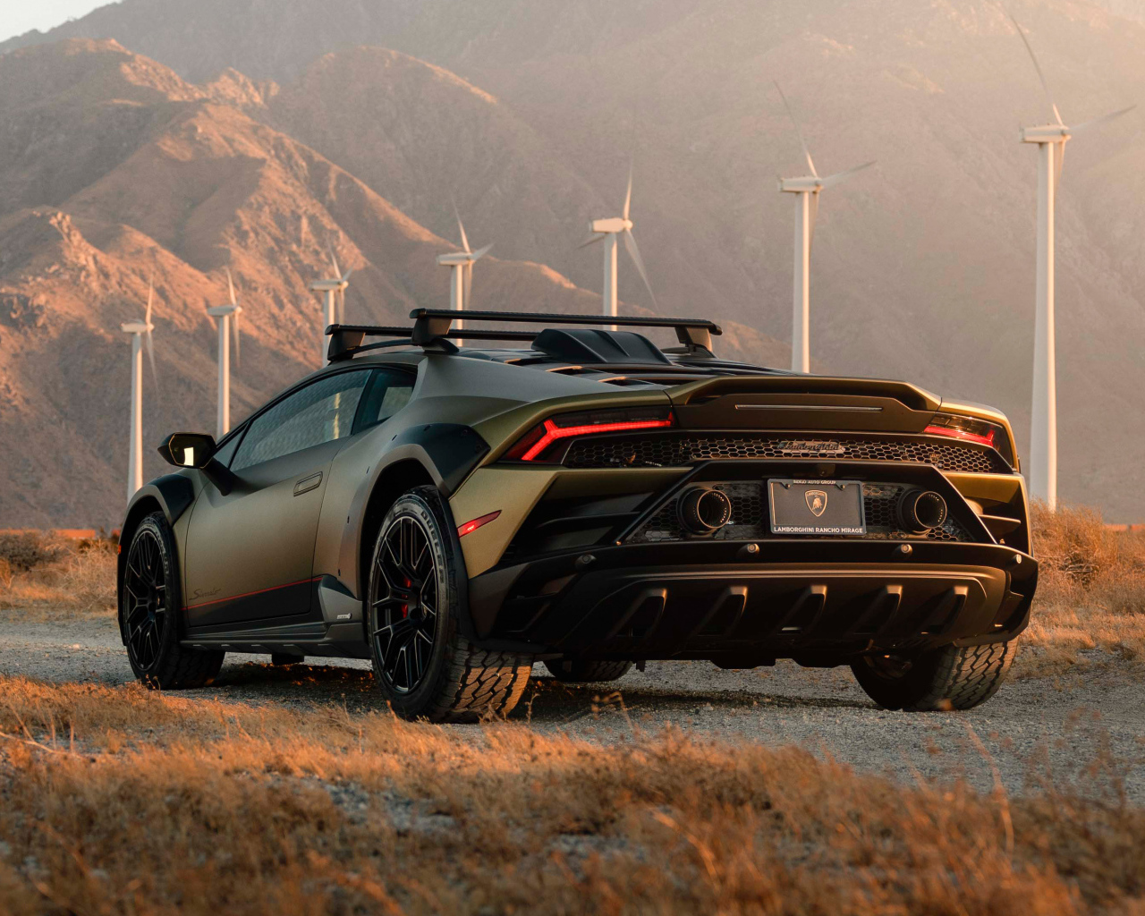 Вид сзади на новый автомобиль Lamborghini Huracán Sterrato 2024 года