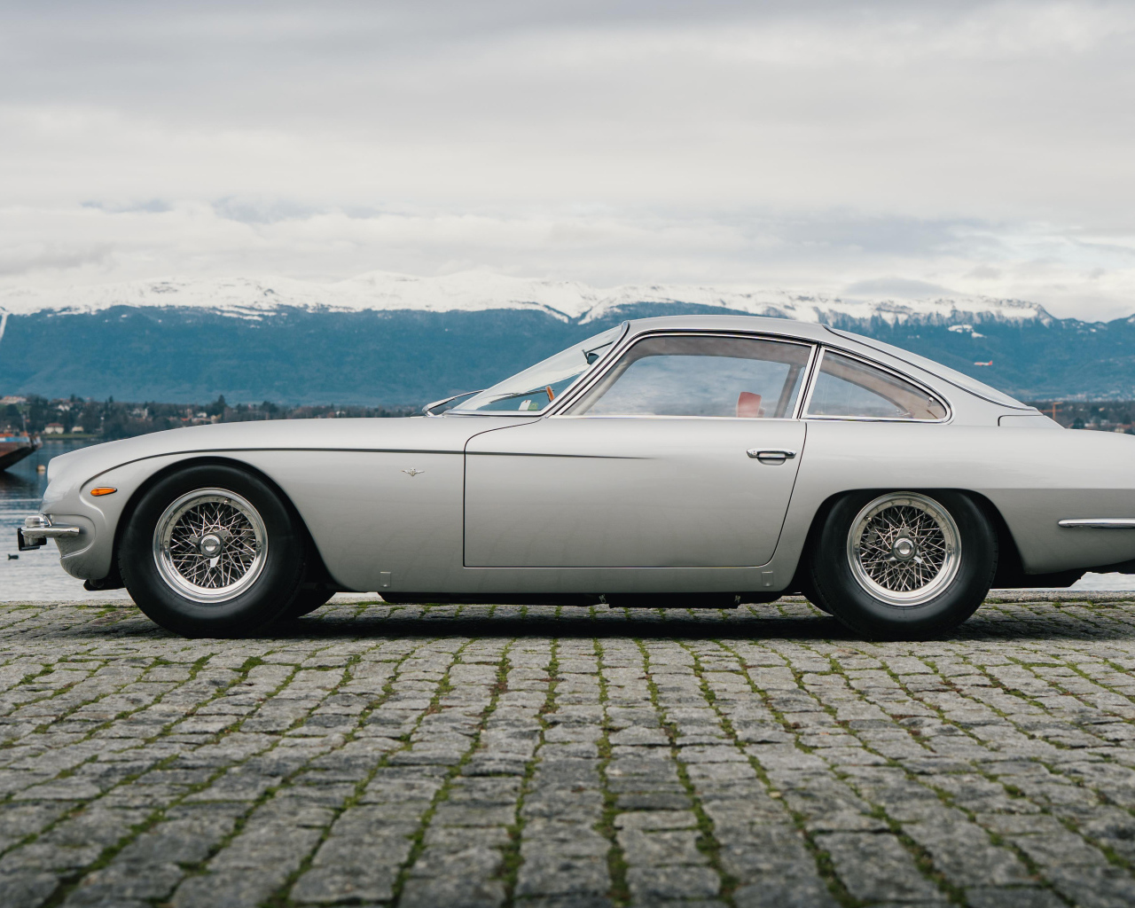 Вид сбоку на автомобиль Lamborghini 350 GT