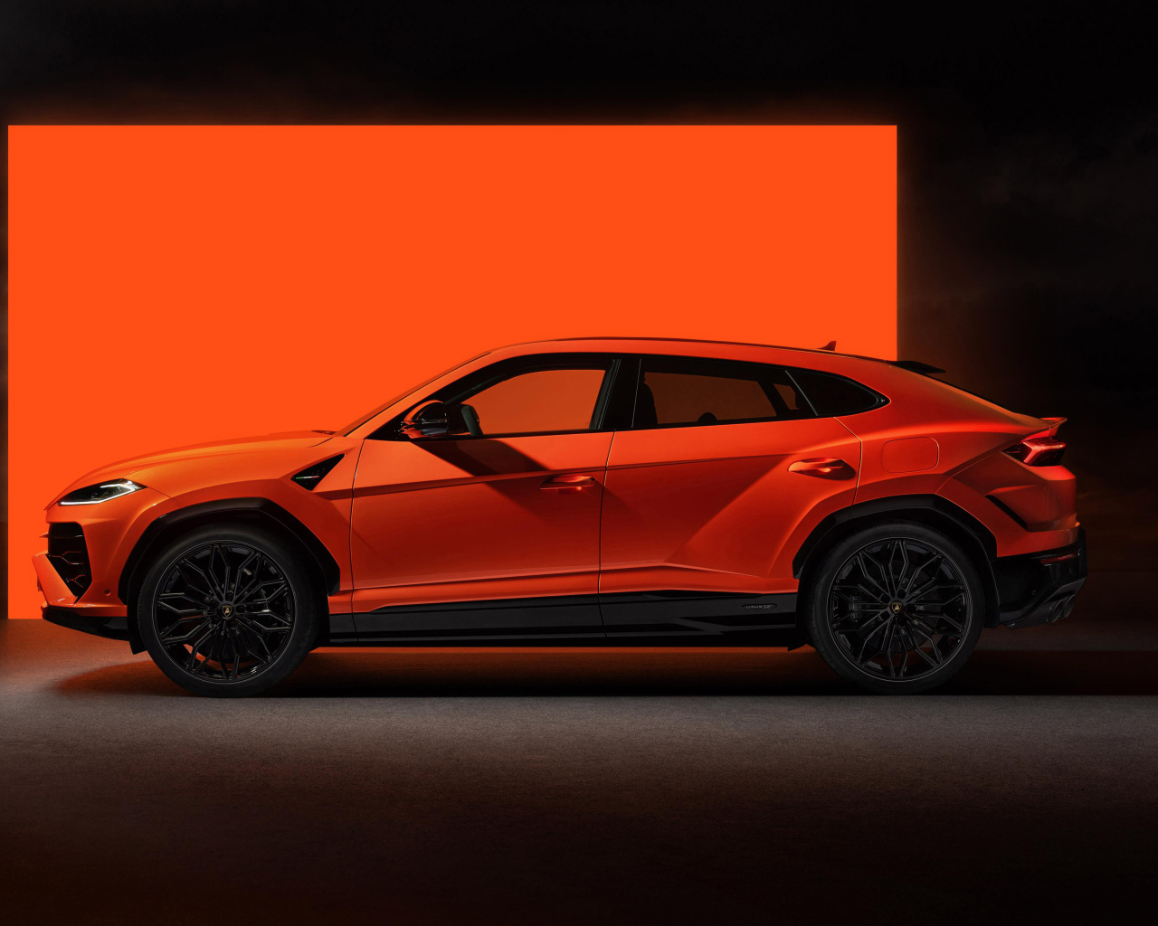 Вид сбоку на автомобиль Lamborghini Urus SE Plug-In Hybrid