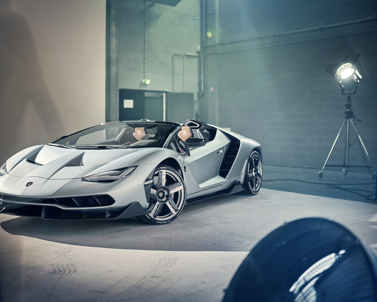 Серебристый автомобиль Lamborghini Centenario Roadster в комнате