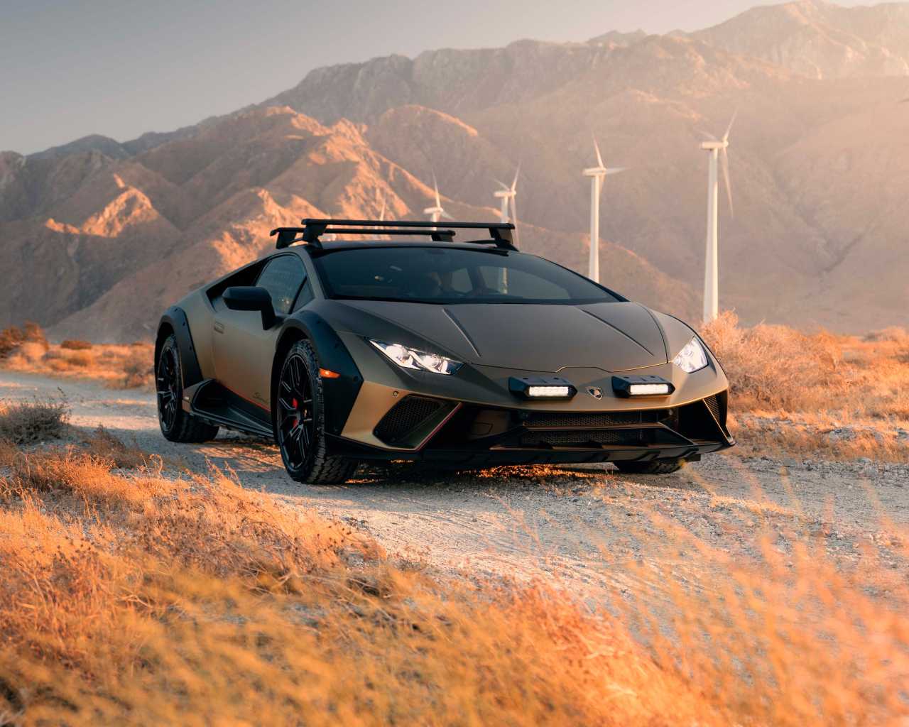 Стильный автомобиль Lamborghini Huracán Sterrato 2024 года в горах