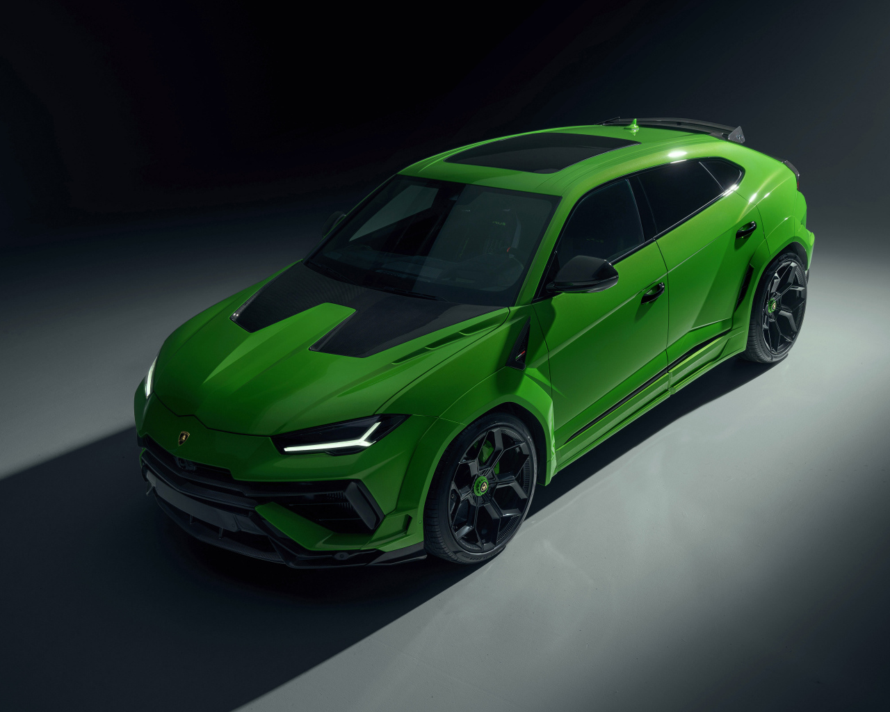 Вид сверху на автомобиль Lamborghini Urus на черном фоне