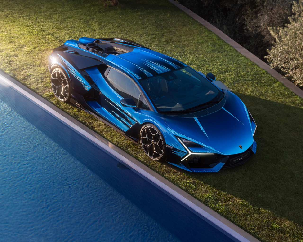 Вид сверху на автомобиль Lamborghini Revuelto Opera Unica 2024 года