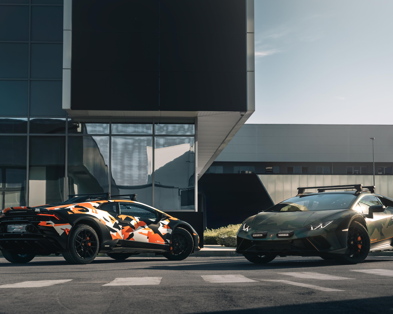 Два автомобиля Lamborghini Huracán Sterrato All-Terrain Ad Personam