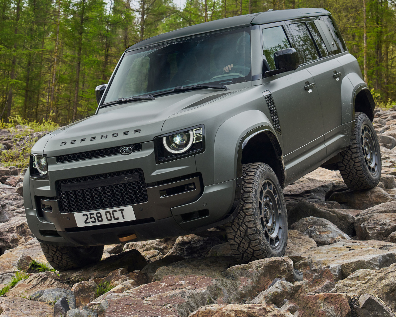 Внедорожник Land Rover Defender OCTA 2024 года на камнях