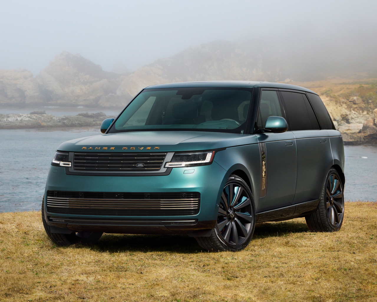 Зеленый автомобиль Range Rover SV Carmel Edition 2025 года