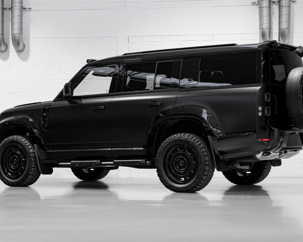 Черный внедорожник Land Rover Defender Widetrack 2024 года