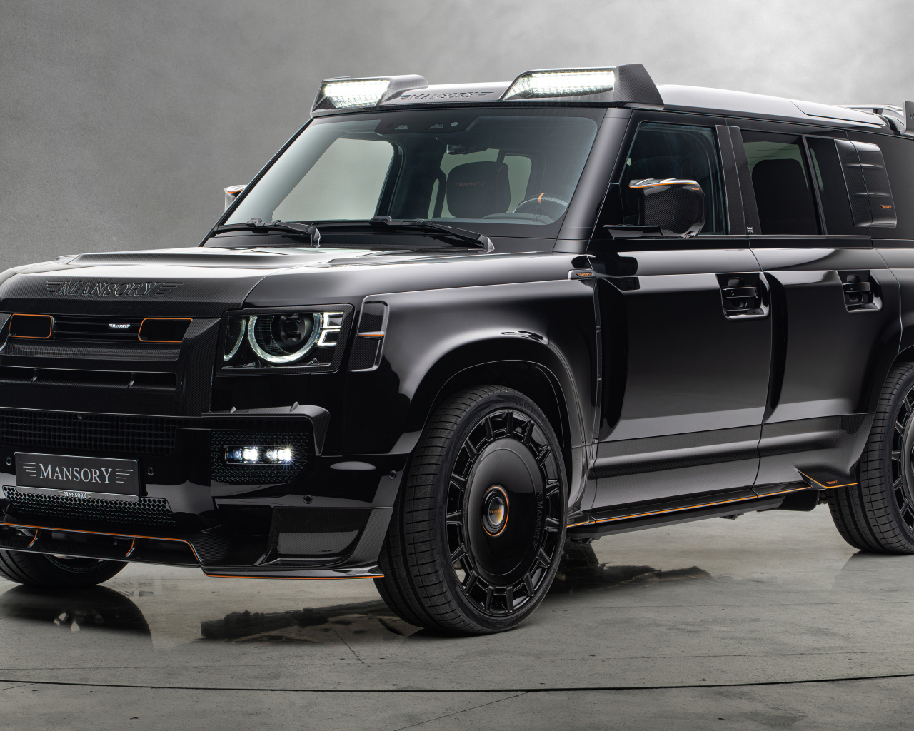 Черный автомобиль Mansory Land Rover Defender 110 Black Edition 2024  года