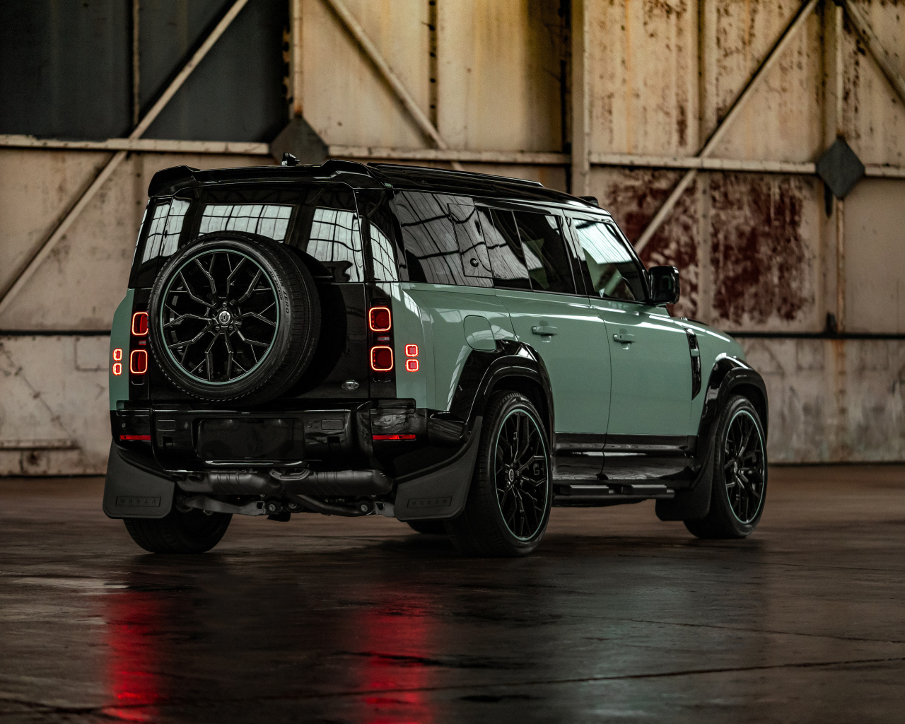 Вид сзади на джип Land Rover Defender 2024 года