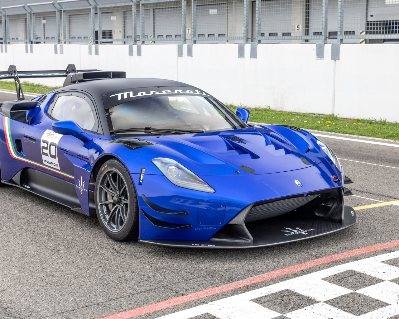 Синий автомобиль Maserati GT2  на трассе