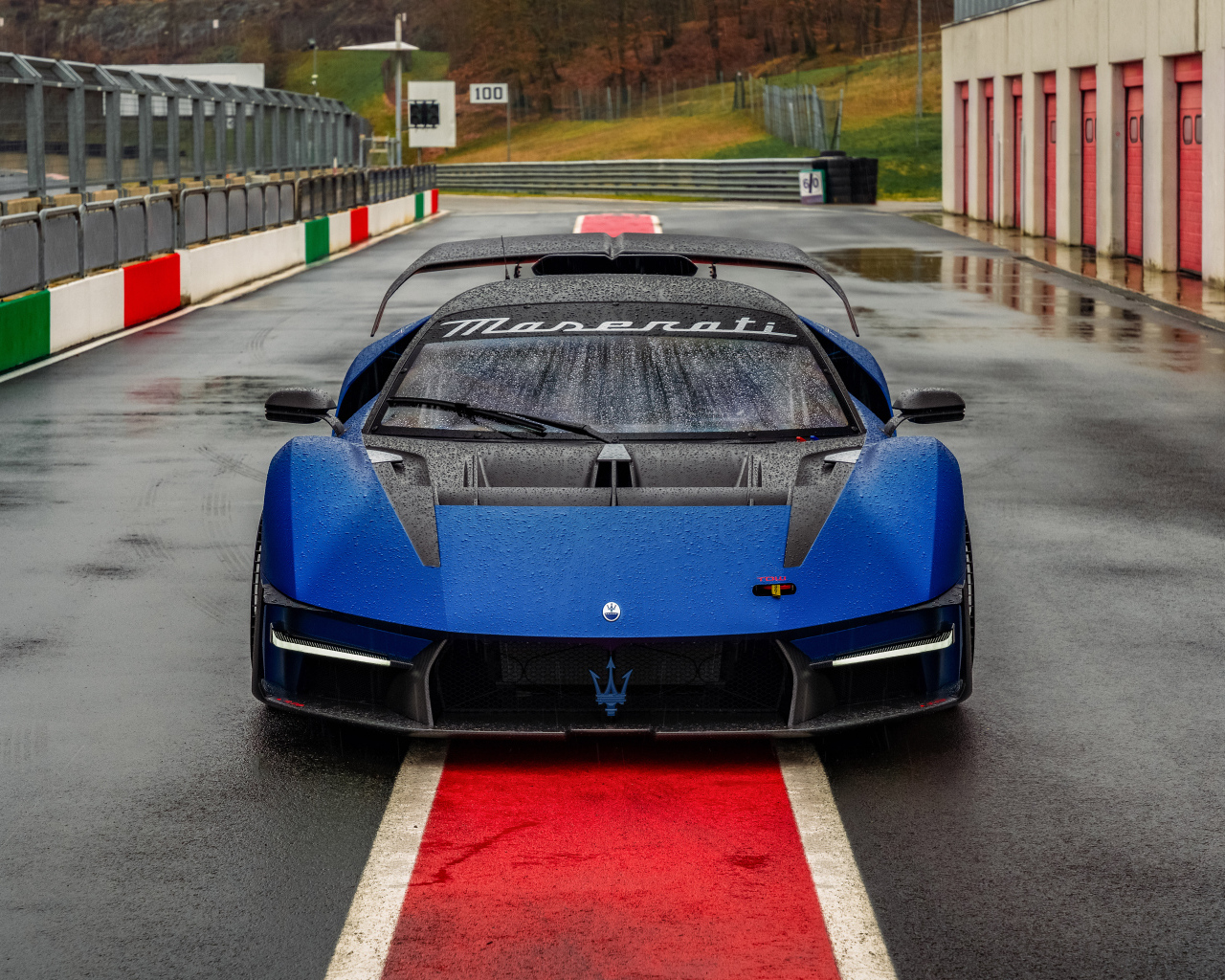 Синий автомобиль Maserati MCXtrema