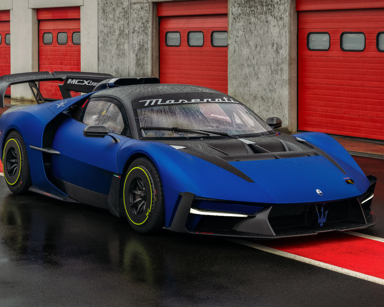 Синий быстрый автомобиль Maserati MCXtrema