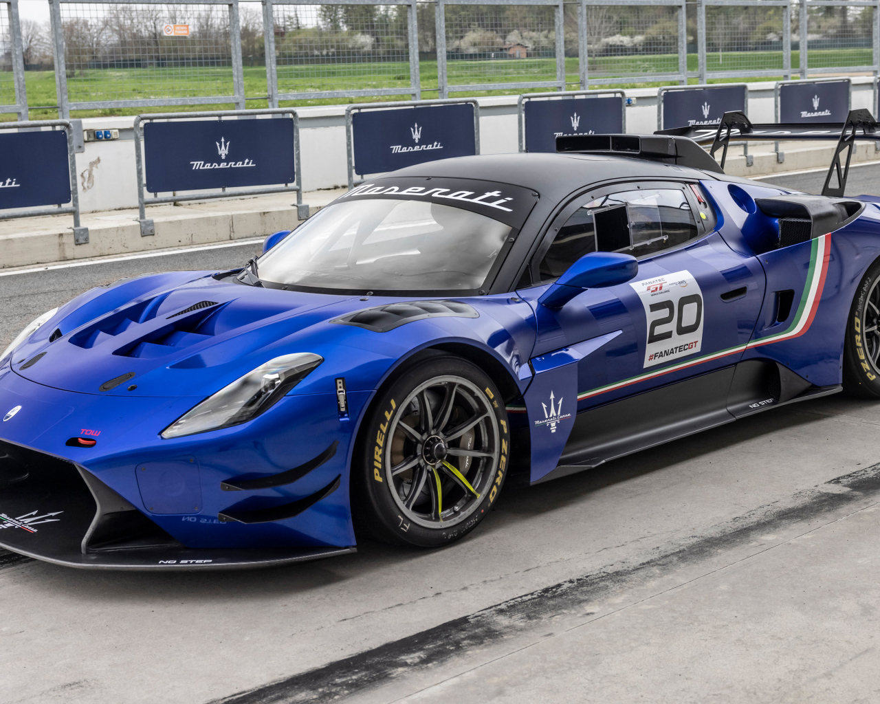 Синий спортивный автомобиль  Maserati GT2