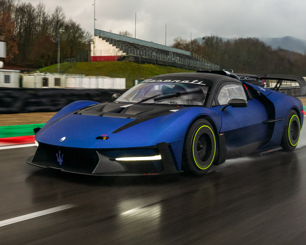 Синий спортивный автомобиль Maserati MCXtrema