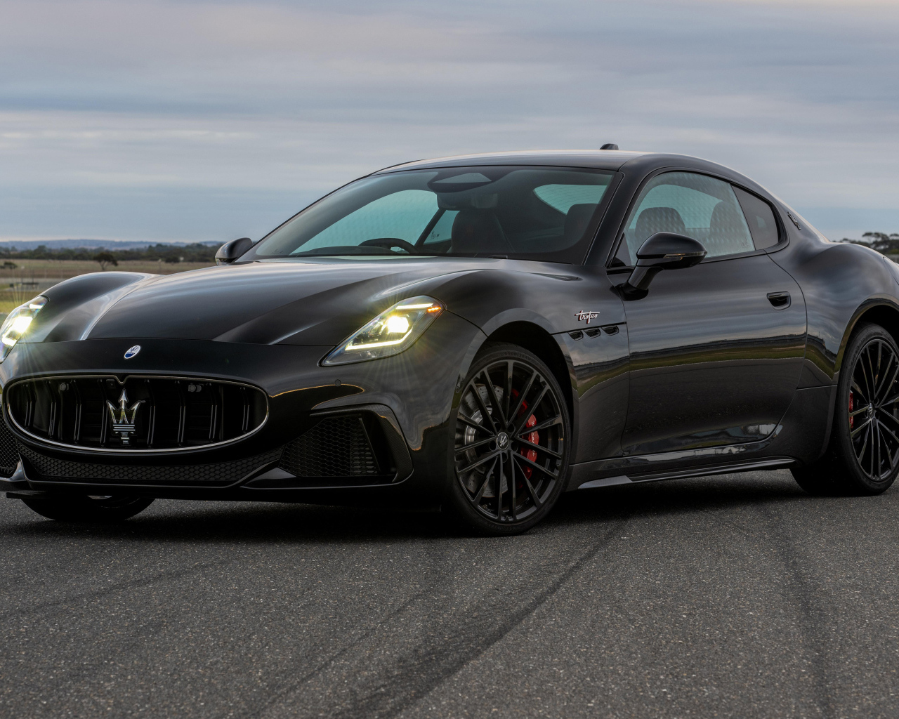 Дорогой черный Maserati GranTurismo Trofeo 2024 года