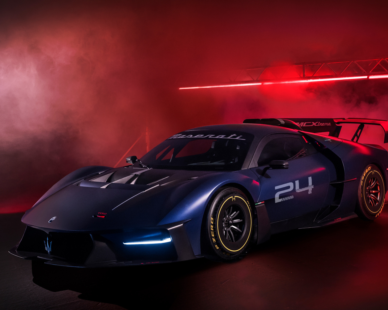 Дорогой спортивный автомобиль Maserati MCXtrema