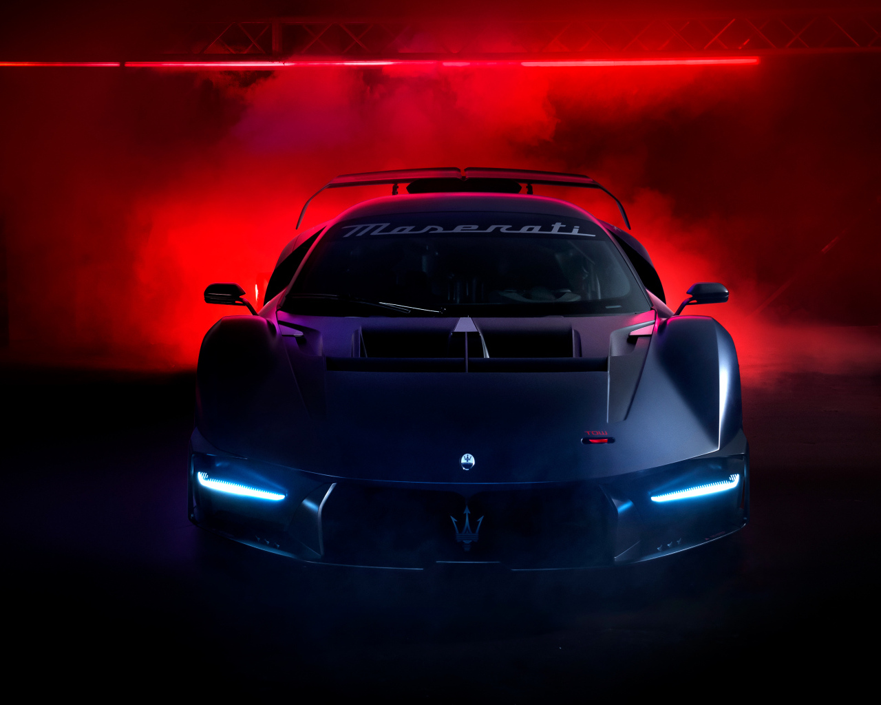 Вид спереди на автомобиль Maserati MCXtrema