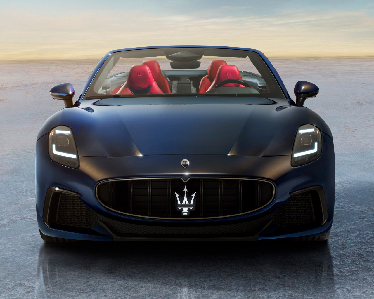 Вид спереди на автомобиль Maserati GranCabrio Trofeo 2024 года
